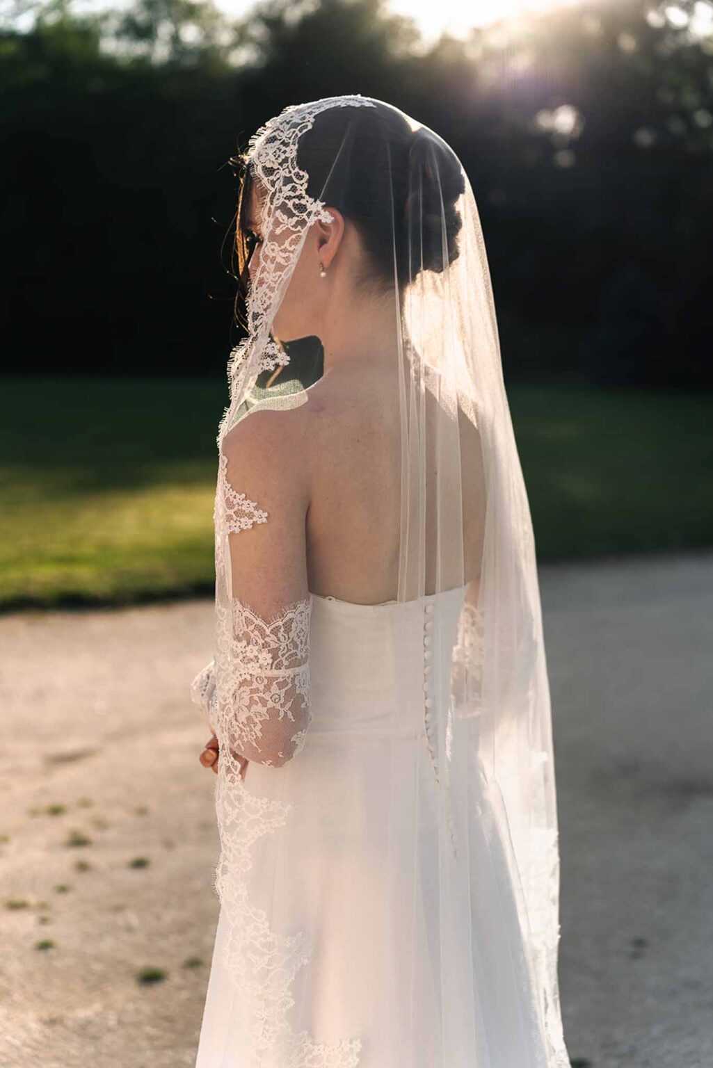 détail voile de mariée en tulle et dentelle