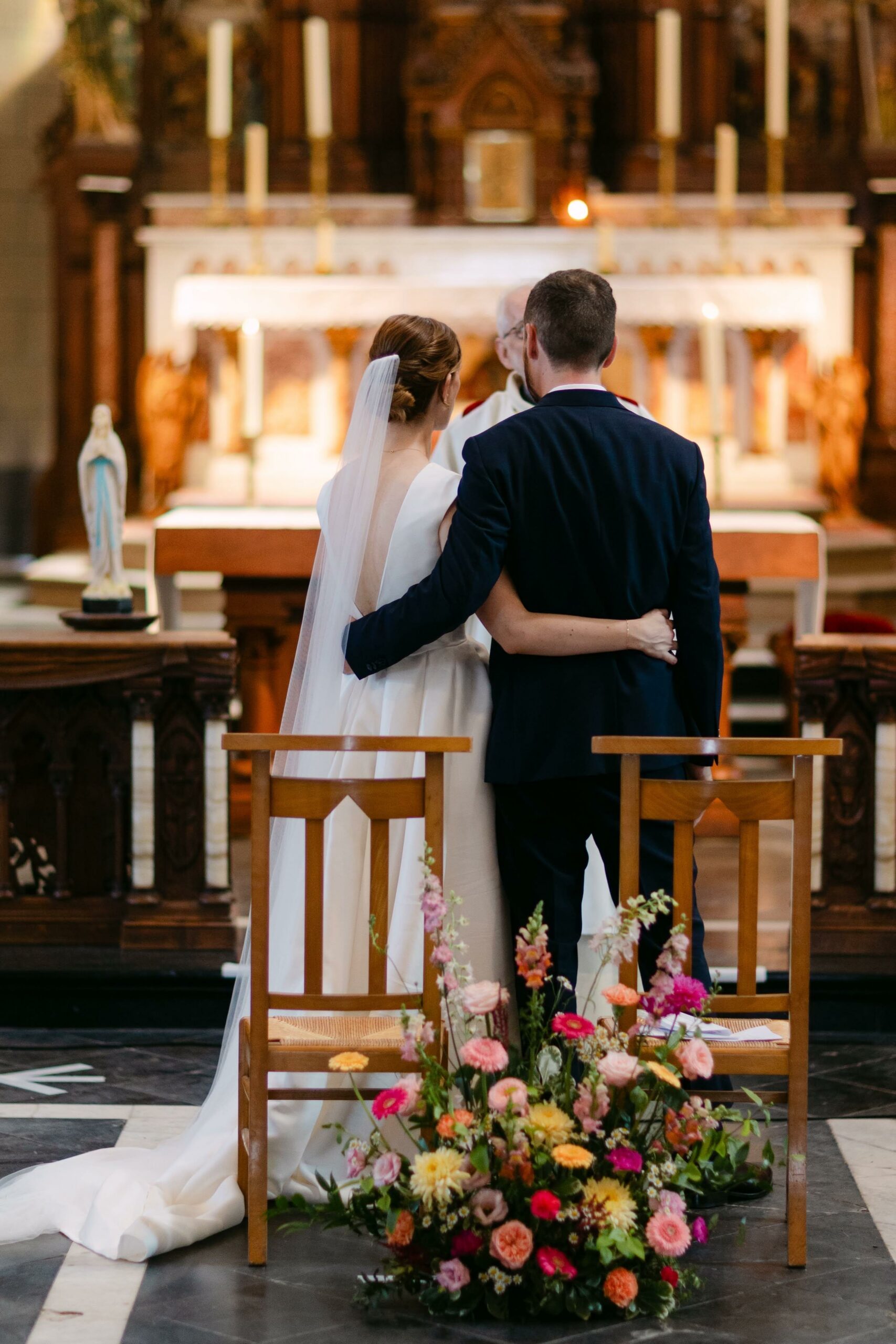 Voile de mariée - mariage catholique église couple enlacé
