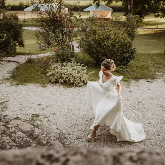 Robe de mariée bohème inspiration princesse moderne, en crêpe de chine de soie et tulle brodé