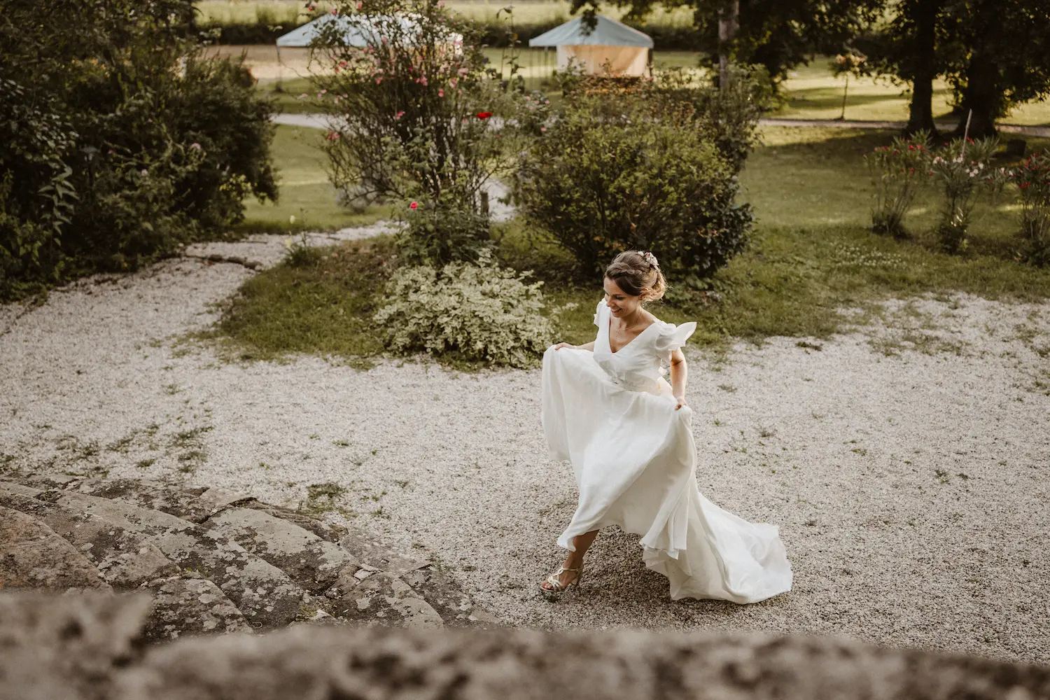 Robe de mariée bohème inspiration princesse moderne, en crêpe de chine de soie et tulle brodé