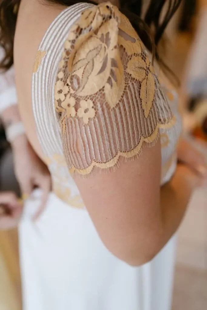 close up dentelle doré floral