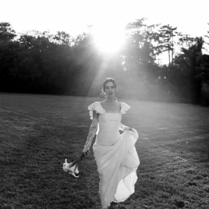 Robe de mariée moderne et mitaine gant de mariage en dentelle