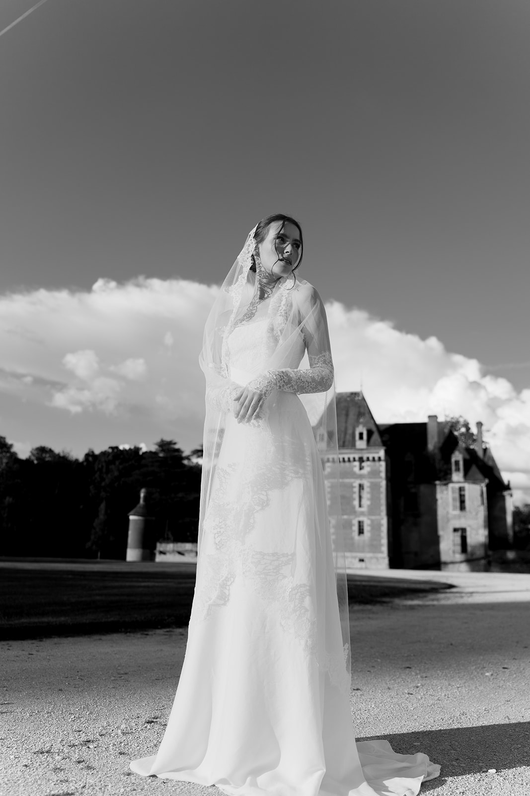 Robe de mariée moderne en tencel et dentelle de Calais - Paris Lille 