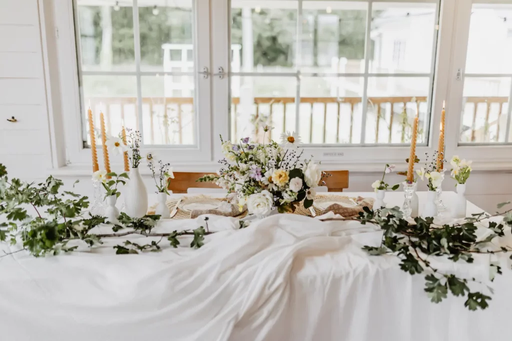 Détail de table fleurie, lumière douce et ambiance naturelle.