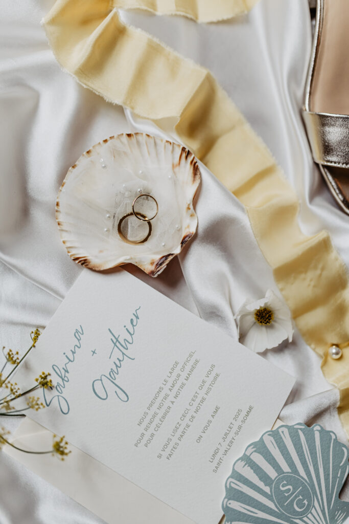 Flatlay de papeterie artisanale, textures fines et ambiance naturelle.