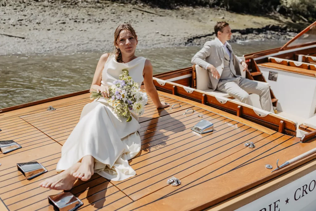 Couple sur un bateau dans la baie, lumière douce et vent léger.