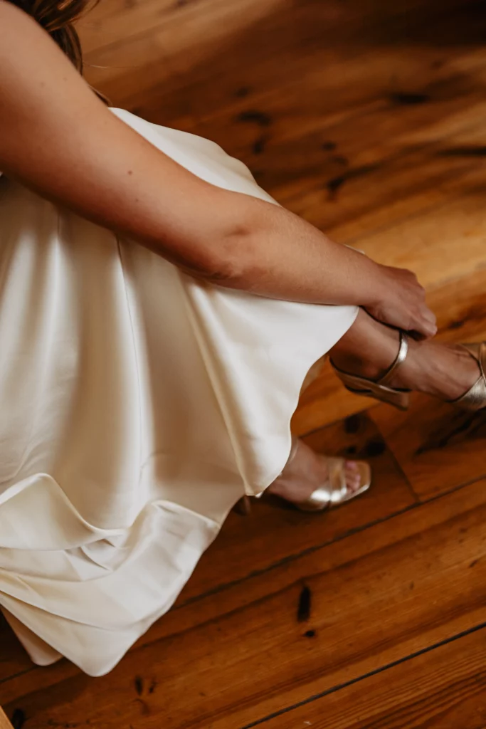 Détail de robe fluide, matière naturelle et lumière douce.