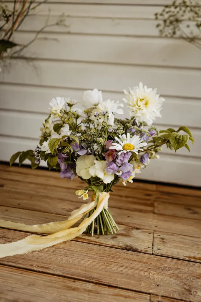Bouquet aux teintes neutres, matières fines et ambiance poétique.