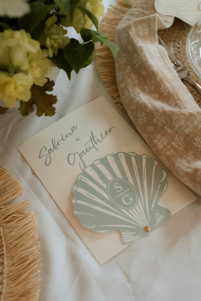 Flatlay d’éléments de mariage, tons neutres et ambiance poétique.