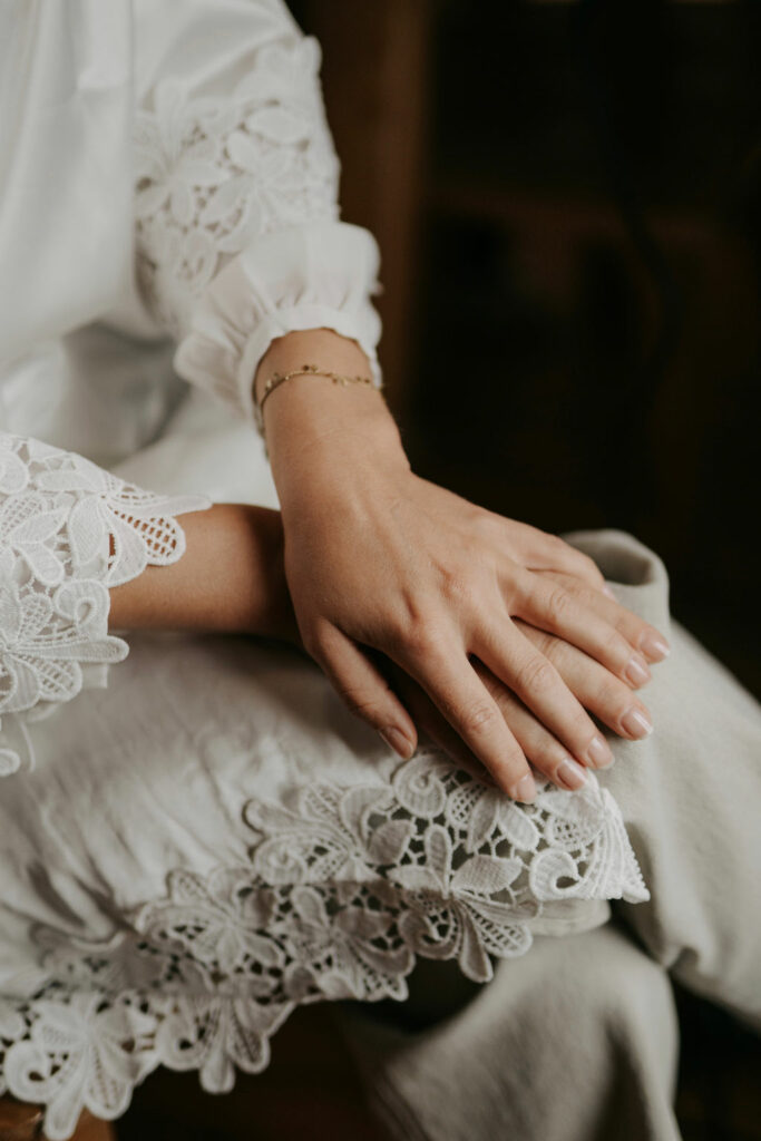 Détail de robe crème, lumière diffuse et sobriété.