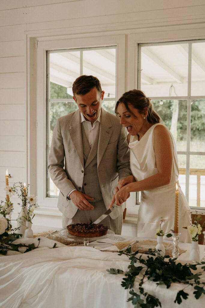 Couple savourant un dessert, décor naturel et ambiance intime.