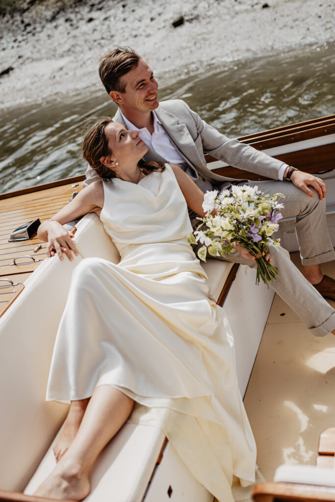 Détail de robe fluide sur le bateau, ambiance poétique.