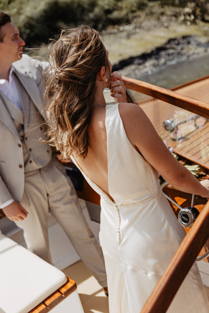 Tissus au vent sur le bateau, textures naturelles et sobriété.