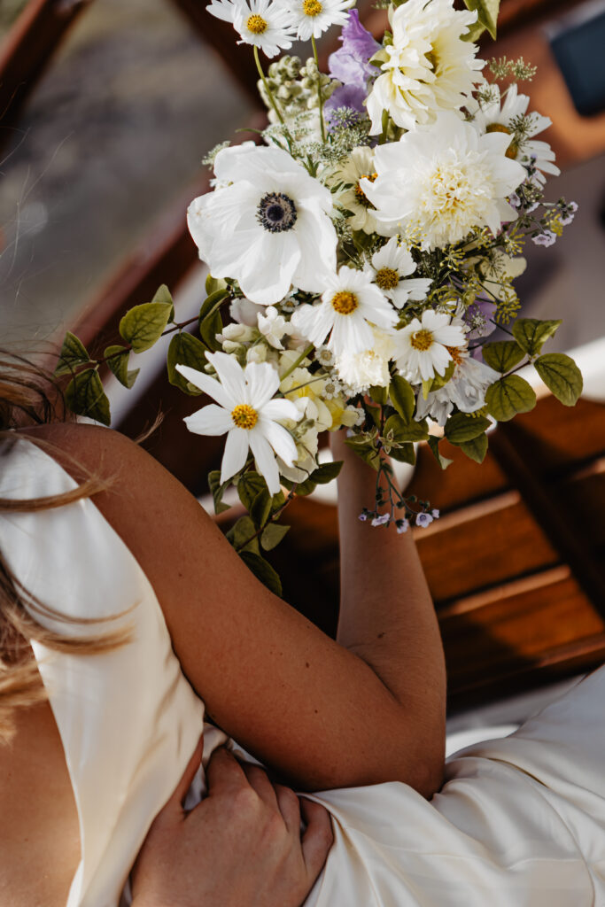 Détail de bouquet naturel, textures végétales et lumière douce.