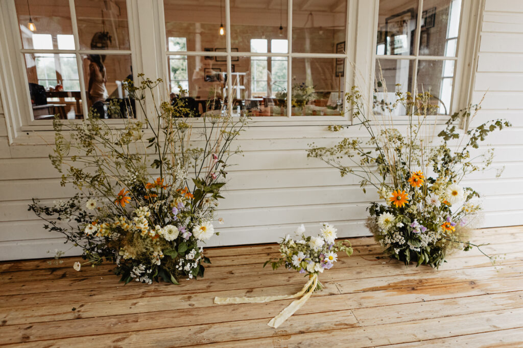 Détail de fleurs et feuillages, ambiance calme et naturelle.