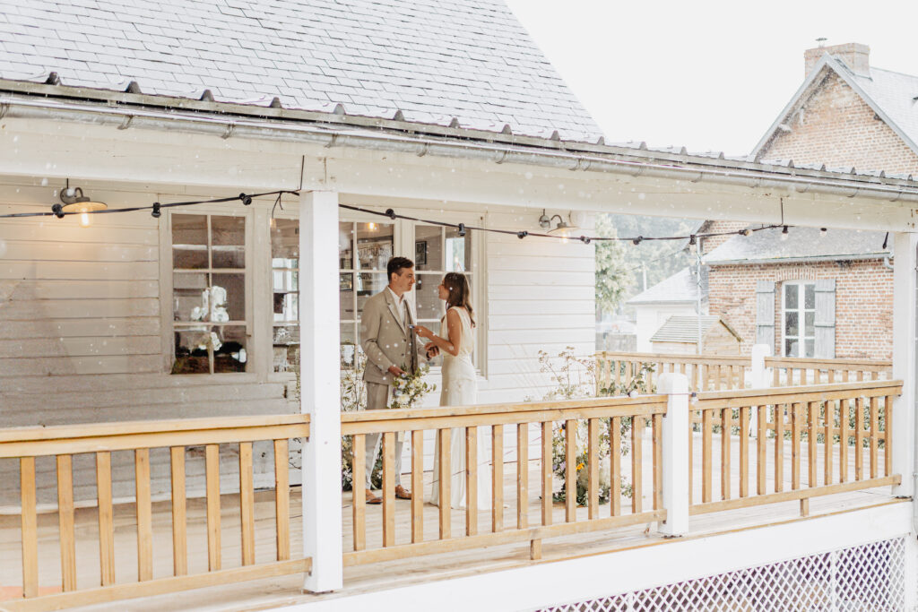 Couple sous une structure en bois, bouquet naturel et ambiance intime.