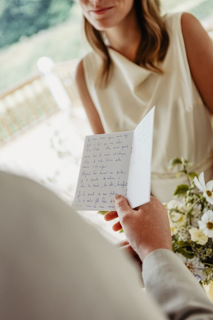 Instant suspendu sous un abri, bouquet texturé et lumière tamisée.